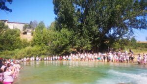 Gran participación en el “abrazo al agua” en 10 municipios de Cuenca para reclamar la protección de sus ríos, lagunas y acuíferos