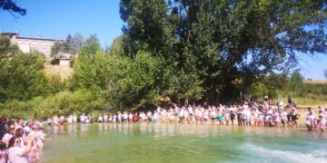 Gran participación en el “abrazo al agua” en 10 municipios de Cuenca para reclamar la protección de sus ríos, lagunas y acuíferos