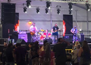 La carpa joven de la agrupación de hostelería trae más de 25 actuaciones al recinto ferial en estos días festivos