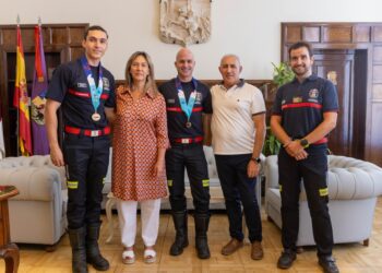 Ana Guarinos recibe a Jorge Serrano y a Daniel Barchino, pódium en las olimpíadas de policía y bomberos