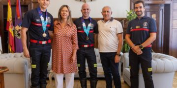 Ana Guarinos recibe a Jorge Serrano y a Daniel Barchino, pódium en las olimpíadas de policía y bomberos