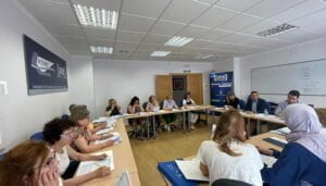 Invierte en Cuenca y AMEP estudian las opciones de ser empresarias de las alumnas del curso de textil de ACESANC