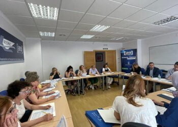Invierte en Cuenca y AMEP estudian las opciones de ser empresarias de las alumnas del curso de textil de ACESANC