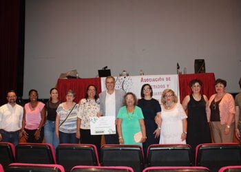La Asociación de Cáncer de Iniesta dona 5.000 euros al Grupo de Investigación Traslacional en Cáncer del Instituto de investigación Sanitaria del Hospital La Fe de Valencia