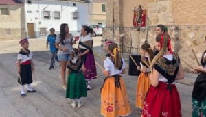 La Asociación de Danzas y Paloteos de Moncalvillo de Huete celebra 15 años conservando y transmitiendo esta tradición en la localidad