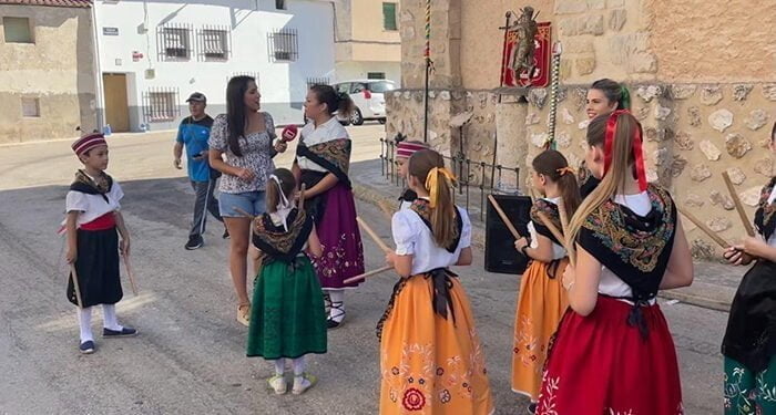 La Asociación de Danzas y Paloteos de Moncalvillo de Huete celebra 15 años conservando y transmitiendo esta tradición en la localidad 1 La Asociación de Danzas y Paloteos de Moncalvillo de Huete celebra 15 años conservando y transmitiendo esta tradición en la localidad