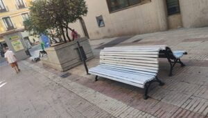 La Junta denuncia los actos vandálicos contra los bancos que se pintaron en Cuenca con los colores de la bandera del orgullo LBTBI