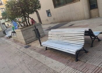La Junta denuncia los actos vandálicos contra los bancos que se pintaron en Cuenca con los colores de la bandera del orgullo LBTBI