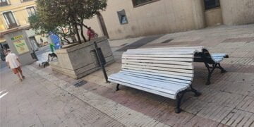 La Junta denuncia los actos vandálicos contra los bancos que se pintaron en Cuenca con los colores de la bandera del orgullo LBTBI