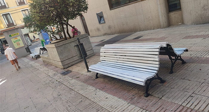 La Junta denuncia los actos vandálicos contra los bancos que se pintaron en Cuenca con los colores de la bandera del orgullo LBTBI