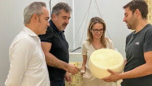 La Junta destaca el valor de poner en marcha explotaciones agroalimentarias que completan el ciclo productivo y generan valor añadido