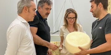 La Junta destaca el valor de poner en marcha explotaciones agroalimentarias que completan el ciclo productivo y generan valor añadido