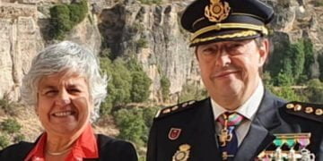 La subdelegada del Gobierno en Cuenca despide al comisario con motivo de su pase a la jubilación agradeciéndole su compromiso con los conquenses
