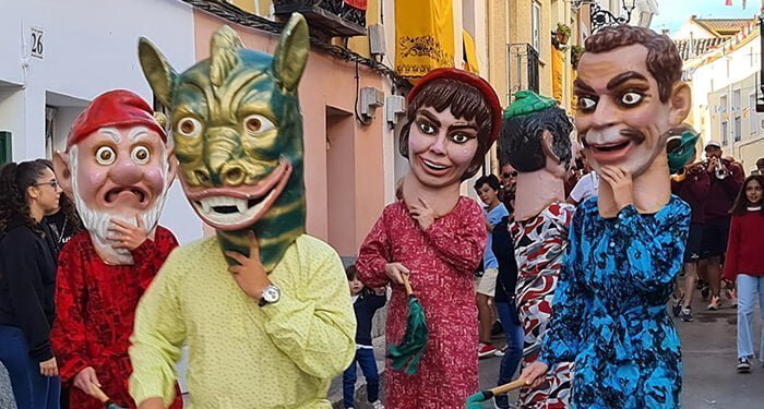 Los vecinos de Sacedón arropan la vuelta de sus cabezudos 1 Los vecinos de Sacedón arropan la vuelta de sus cabezudos