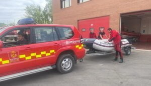 Los bomberos rescatan a un menor en el río Júcar en la zona del Recinto Ferial