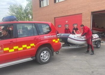 Los bomberos rescatan a un menor en el río Júcar en la zona del Recinto Ferial