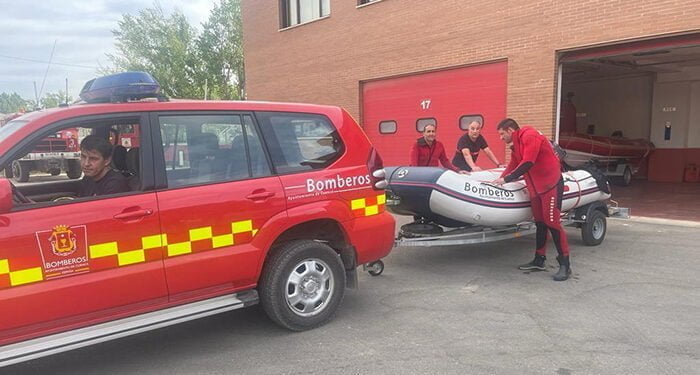 Los bomberos rescatan a un menor en el río Júcar en la zona del Recinto Ferial