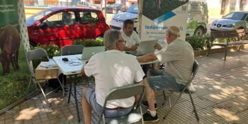 Medio centenar de agricultores conquenses han sido atendidos por la oficina móvil de Asaja y Endesa