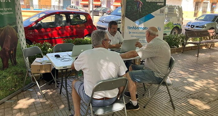 Medio centenar de agricultores conquenses han sido atendidos por la oficina móvil de Asaja y Endesa