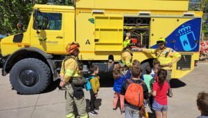 Niños y niñas del Campus de Verano de Almodóvar participan en demostración de medios de extinción de incendios forestales
