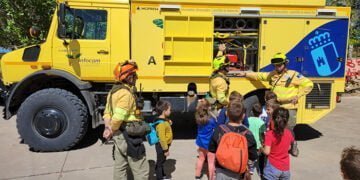 Niños y niñas del Campus de Verano de Almodóvar participan en demostración de medios de extinción de incendios forestales