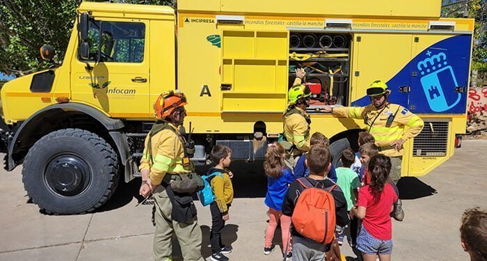 Niños y niñas del Campus de Verano de Almodóvar participan en demostración de medios de extinción de incendios forestales