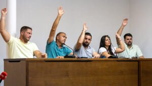 Prospera la moción de censura en el Ayuntamiento de Almoguera y el socialista Antonio Barona promete su cargo como alcalde de la localidad