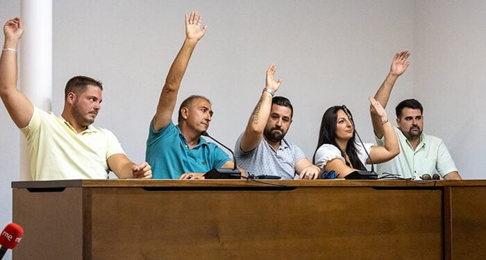 Prospera la moción de censura en el Ayuntamiento de Almoguera y el socialista Antonio Barona promete su cargo como alcalde de la localidad