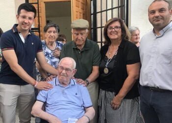 Román García comparte con los vecinos de Aranzueque el homenaje a Pedro Pérez y Sánchez, la persona de más edad de la localidad