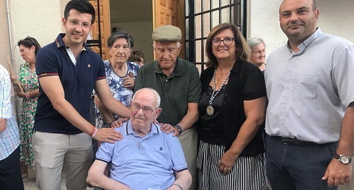 Román García comparte con los vecinos de Aranzueque el homenaje a Pedro Pérez y Sánchez, la persona de más edad de la localidad