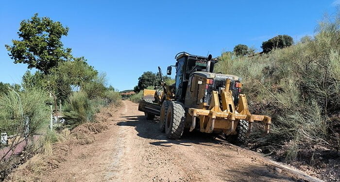 Trabajos de arreglo de caminos en Cabanillas, con el Plan de la Diputación