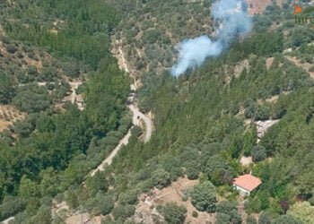 Un accidente de tráfico en Valdesotos con dos personas heridas provoca un incendio en el monte que ya está controlado