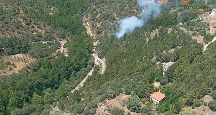 Un accidente de tráfico en Valdesotos con dos personas heridas provoca un incendio en el monte que ya está controlado 1 Un accidente de tráfico en Valdesotos con dos personas heridas provoca un incendio en el monte que ya está controlado