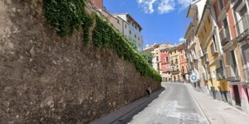Cortes de tráfico en la calle Alfonso VIII por una revisión de cornisas y chimeneas