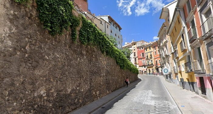 Cortes de tráfico en la calle Alfonso VIII por una revisión de cornisas y chimeneas 1 Calle Alfonso VIII