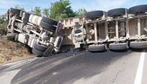 Corte total de la CM-110 a su paso por Sigüenza por el vuelco de un camión