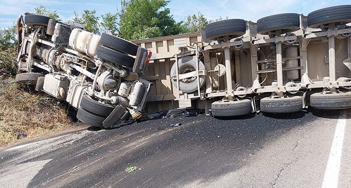 Corte total de la CM-110 a su paso por Sigüenza por el vuelco de un camión