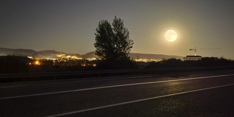 Un Vivo X90 Pro, vive la Luna de la Cosecha en Cuenca