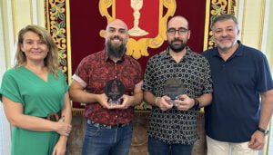 Dolz entrega un ejemplar de los trofeos de San Julián 2022 y 2023 a los cartelistas de estas fiestas