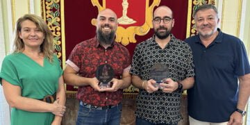 Dolz entrega un ejemplar de los trofeos de San Julián 2022 y 2023 a los cartelistas de estas fiestas