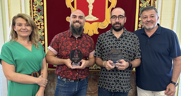 Dolz entrega un ejemplar de los trofeos de San Julián 2022 y 2023 a los cartelistas de estas fiestas