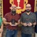 Dolz entrega un ejemplar de los trofeos de San Julián 2022 y 2023 a los cartelistas de estas fiestas