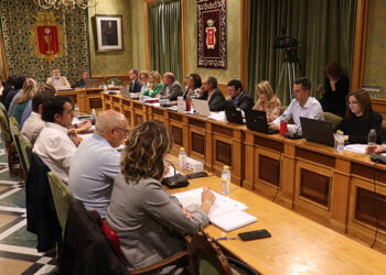 El equipo de Gobierno aprueba en solitario la adenda por la que la Junta sufragará al cien por cien la construcción de los remontes al Casco