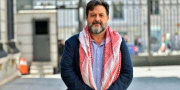 El eurodiputado de Unidas Podemos Manu Pineda se compromete a apoyar las reivindicaciones de diversos colectivos sociales de Cuenca