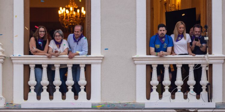 El PSOE denuncia que Ana Guarinos echa del balcón del Ayuntamiento a Alberto Rojo el día del Chupinazo