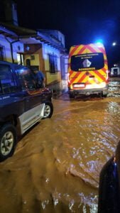 Las tormentas obligan a cortar la CM-3222 en Iniesta por acumulación de agua en la calzada