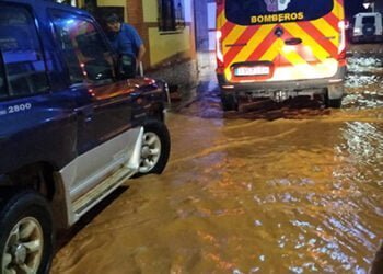 Las tormentas obligan a cortar la CM-3222 en Iniesta por acumulación de agua en la calzada
