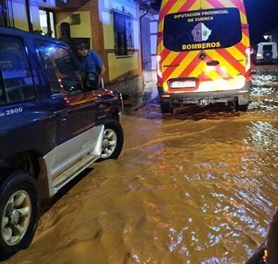 Las tormentas obligan a cortar la CM-3222 en Iniesta por acumulación de agua en la calzada