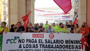 Los trabajadores de la Limpieza Viaria de Cuenca se concentran ante el Ayuntamiento para exigir que se les pague la subida del SMI que les corresponde