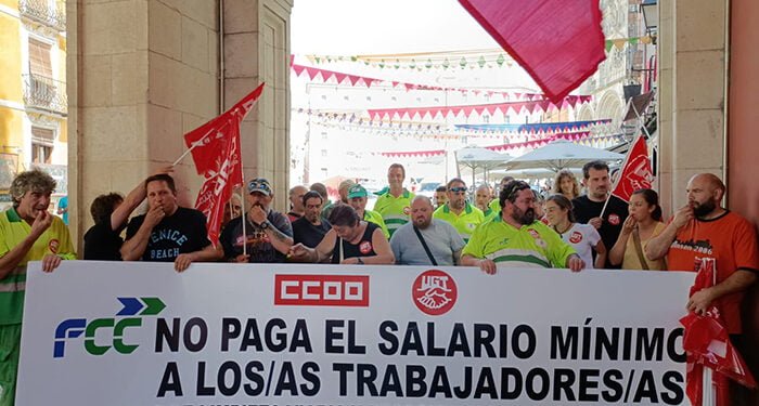 Los trabajadores de la Limpieza Viaria de Cuenca se concentran ante el Ayuntamiento para exigir que se les pague la subida del SMI que les corresponde 1 Los trabajadores de la Limpieza Viaria de Cuenca se concentran ante el Ayuntamiento para exigir que se les pague la subida del SMI que les corresponde